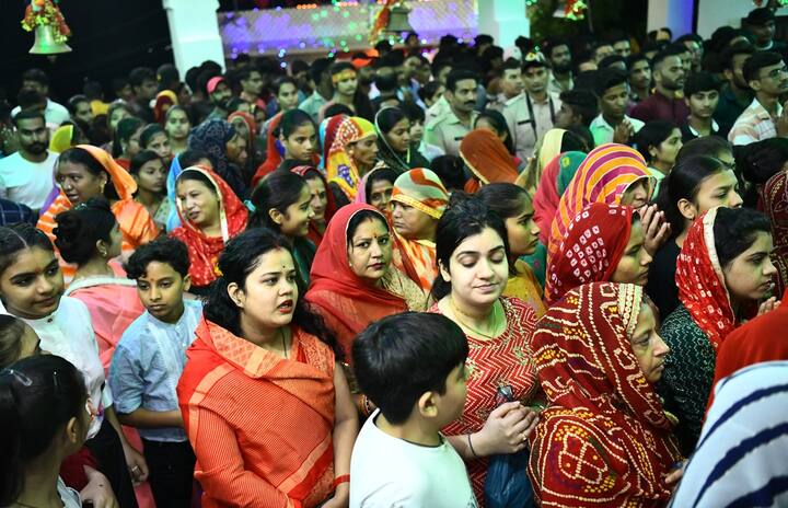 शक्ति की उपासना का पर्व शारदीय नवरात्र 26 सितंबर सोमवार से शुरू हो गया. घर-घर और मंदिरों में घट स्थापना के साथ ही नौ दिवसीय व्रत, पूजन और अनुष्ठान शुरू हुए. देवी की प्रतिमाओं का अभिषेक, श्रृंगार, पूजन कर विशेष आरती की गई. कोरोना काल में लागू सभी पाबंदियां हटने से इस वर्ष दो साल बाद नवरात्रि पर भक्तों में उत्साह दिख रहा है. अजमेर संभाग के भीलवाड़ा, टोंक, नागौर, मेड़ता, किशनगढ़, ब्यावर और अजमेर शहर में दुर्गा पूजा पर्व धूमधाम और हर्षोल्लास से मनाया जा रहा है.