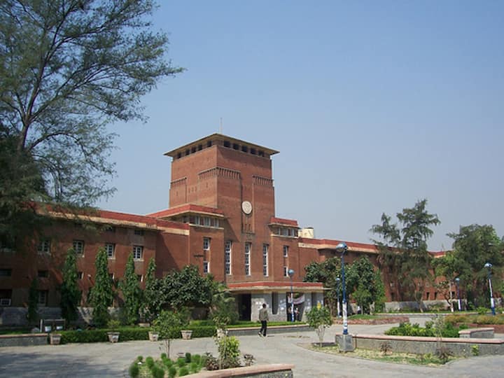 University of Delhi: Founded in 1922, DU remains among the first choices for students to study of arts, commerce, and science in the country. This collegiate central university constitutes of around 60 colleges across the national capital. Prime Minister Narendra Modi, former Union Minister Shashi Tharoor, actor Amitabh Bachchan, Shah Rukh Khan are among the distinguished alumni of this university. Image Source: Wikimedia Commons