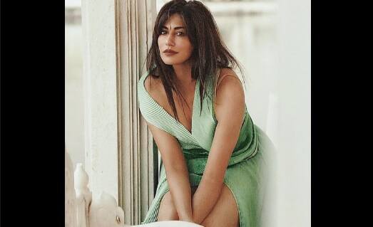 chitrangada singh wears thigh high bold dress, latest photoshoot pics viral Red Photoshoot: ચિત્રાંગદાનું બૉલ્ડ ફોટોશૂટ, 45 વર્ષે પણ લાગી એકદમ ક્યૂટ એન્ડ હૉટ, જુઓ.........