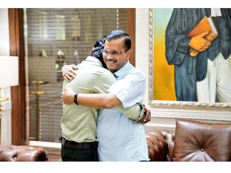 Kejriwal Hosts Gujarati Sanitation Worker And His Family For Lunch At His Delhi Residence Kejriwal Hosts Gujarati Sanitation Worker And His Family For Lunch At His Delhi Residence. See Photos