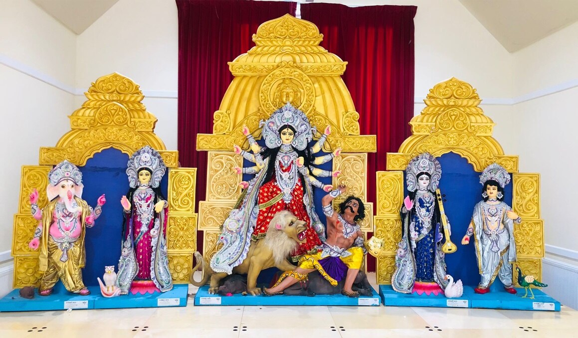 Probashe Durga Puja: হাতে হাতে মালা গাঁথা থেকে ভোগ তৈরি, এই পুজো টেক্কা দেবে বাংলার যে কোনও বারোয়ারিকে