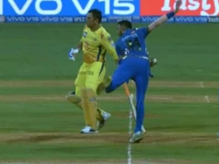 Former England cricketer Monty Panesar shared the video of Mahendra Singh Dhoni and told how to avoid 'mankading' Mankading Controvery: इंग्लैंड के पूर्व दिग्गज ने महेन्द्र सिंह धोनी का वीडियो शेयर कर बताया 'मांकडिंग' से बचने का तरीका