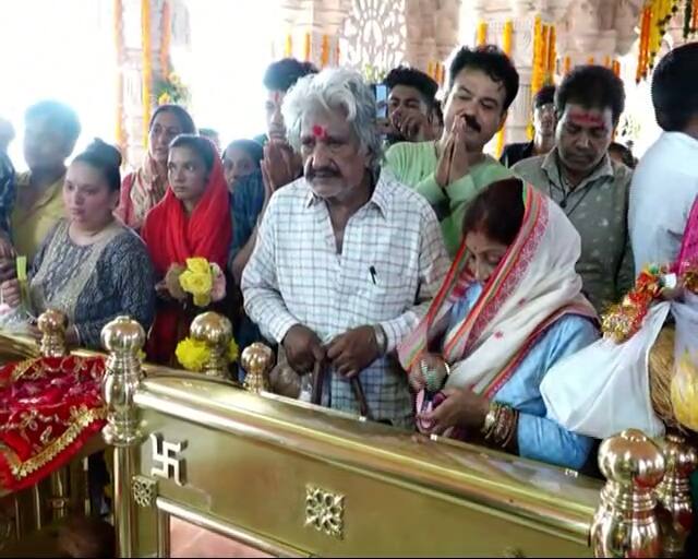 પાવાગઢમાં માતાને પૂજા અર્ચના કરતા ભક્તો