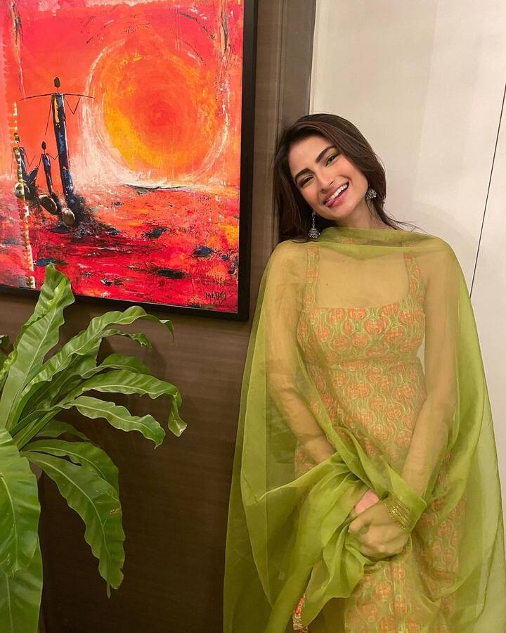 यासोबत तिने अॅक्सेसरीज म्हणून कानात छोटे झुमके आणि एका हातात पिवळ्या रंगाच्या बांगड्या घातल्या आहेत. या देसी अवतारात पलक खूपच सुंदर दिसत आहे.(फोटो सौजन्य: palaktiwarii/इन्टाग्राम)