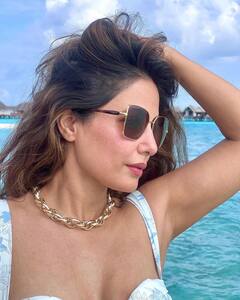 Hina Khan : डीप नेक शॉर्ट ड्रेसमध्ये हिना खानचा कहर, कातील अदांनी केलं घायाळ