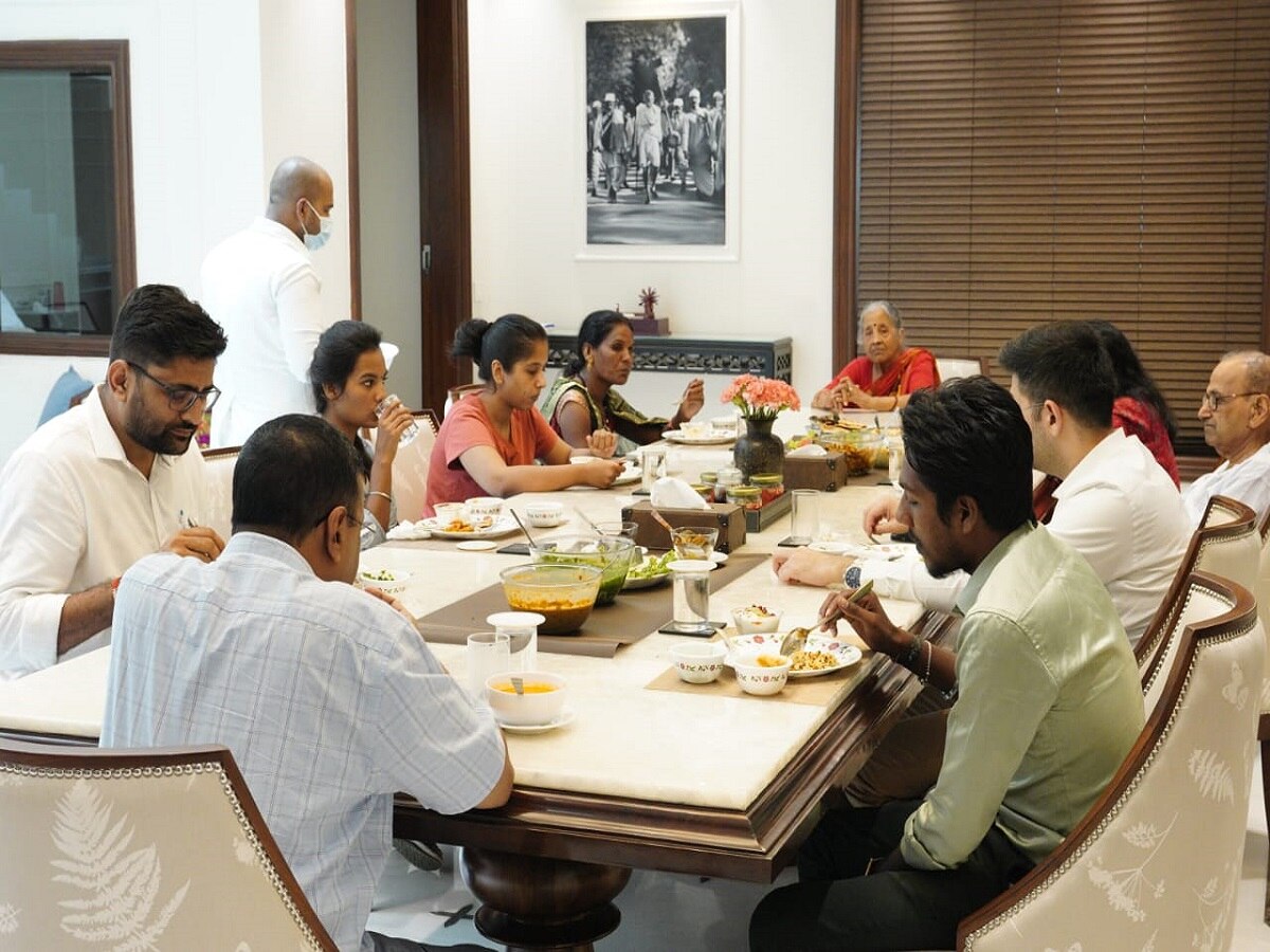 Kejriwal Hosts Gujarati Sanitation Worker And His Family For Lunch At His Delhi Residence. See Photos