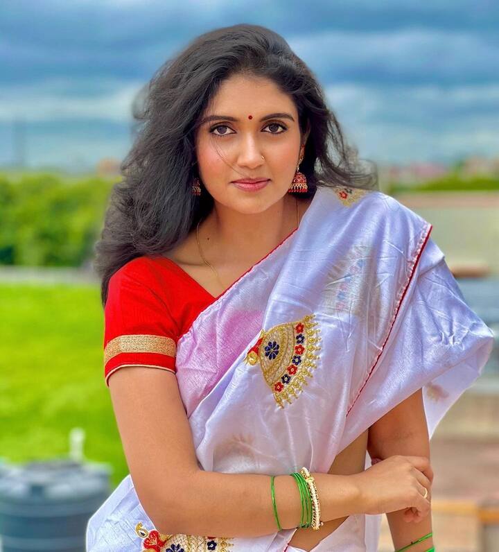 मराठमोळी अभिनेत्री रिंकू राजगुरु ही सर्वात आधी सैराट चित्रपटात झळकली. यातून नावारुपाला आलेली रिंकू नुकतीच झुंड चित्रपटात झळकली.(photo:iamrinkurajguru/ig)