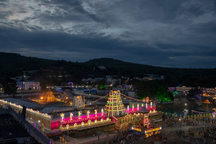 తిరుమల శ్రీవారి వార్షిక బ్రహ్మోత్సవాలను పురస్కరించుకొని  ఆలయాన్ని విద్యుత్ దీపాలతో అలంకరించారు. రెండేళ్ల తర్వాత మాడవీధుల్లో స్వామివారి బ్రహ్మోత్సవాలు జరుగుతున్నాయి.