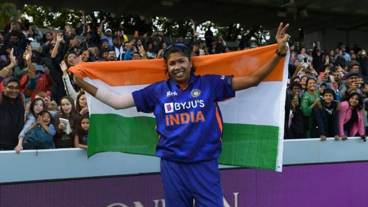 Jhulan Goswami: ইংল্যান্ডের বিরুদ্ধে ২০০২ সালে আন্তর্জাতিক ক্রিকেট কেরিয়ার শুরু করা ঝুলন রবিবারই সব ধরনের ক্রিকেট থেকে অবসরের কথা ঘোষণা করেন। এক নজরে তাঁর দুর্দান্ত সব রেকর্ডগুলি।