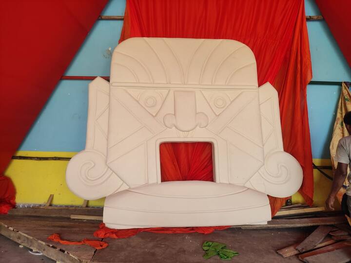 ‘পথের পাঁচালী’ থেকে ‘গুপি বাঘা’র নানা চরিত্ররা যেন জীবন্ত হয়ে উঠেছে এখানে শিল্পীর ভাবনায়।