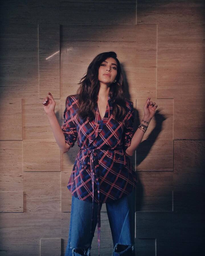 'क्यूंकी सास भी कभी बहू थी' फेम करिश्मा जुही चावला आणि आयशा जुल्का स्टारर वेब सीरिज 'हुश हुश' मध्ये इन्स्पेक्टर गीता तेहलानची भूमिका साकारत आहे. (फोटो सौजन्य :karishmaktanna/इंस्टाग्राम)