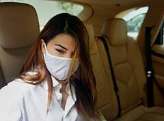 Money Laundering Case: कोर्ट से निकलते वक्त चेहरा छुपाती दिखीं जैकलीन फर्नांडिस, सामने आईं ये तस्वीरें