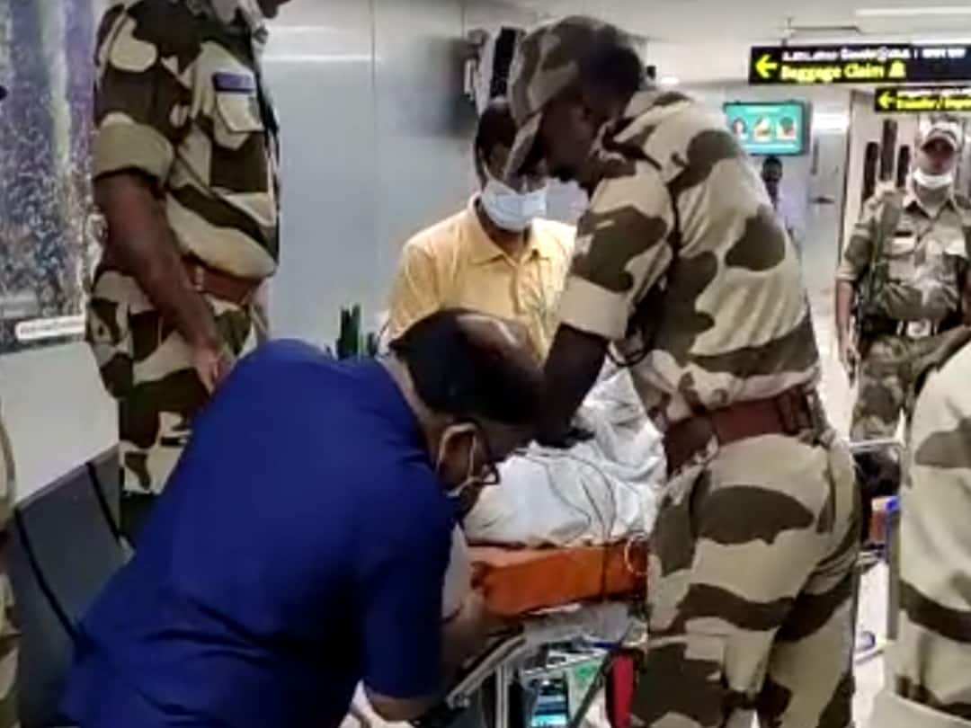 CISF First Aid: சென்னை விமான நிலையத்தில், பயணியின் உயிரை காக்க சிஐஎஸ்எஃப் வீரர்கள் முதலுதவி.. என்ன நடந்தது? CISF personnel undergo cpr first aid training at Chennai airport to save passengers' lives CISF First Aid: சென்னை விமான நிலையத்தில், பயணியின் உயிரை காக்க சிஐஎஸ்எஃப் வீரர்கள் முதலுதவி.. என்ன நடந்தது?