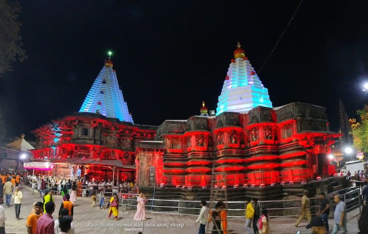 नवरात्रोत्सवाच्या पार्श्वभूमीवर नेत्रदीपक रोषणाई करण्यात आली आहे.