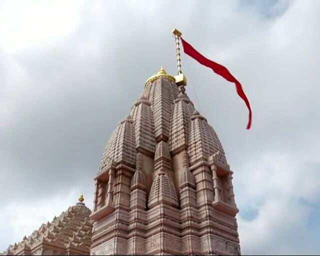 સુપ્રસિદ્ધ યાત્રાધામ પાવાગઢ ખાતે 1 લાખથી વધુ ભક્તોએ અંબા માતાના દર્શન કર્યા છે. પ્રથમ નવરાત્રીએ અહીં માતાના દર્શનનો મોટો મહિમા છે.