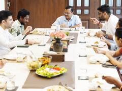 Harsh Solanki Family: गुजरात से दिल्ली आए हर्ष सोलंकी का AAP ने किया स्वागत, परिवार ने CM केजरीवाल के साथ खाया खाना, देखें तस्वीरें