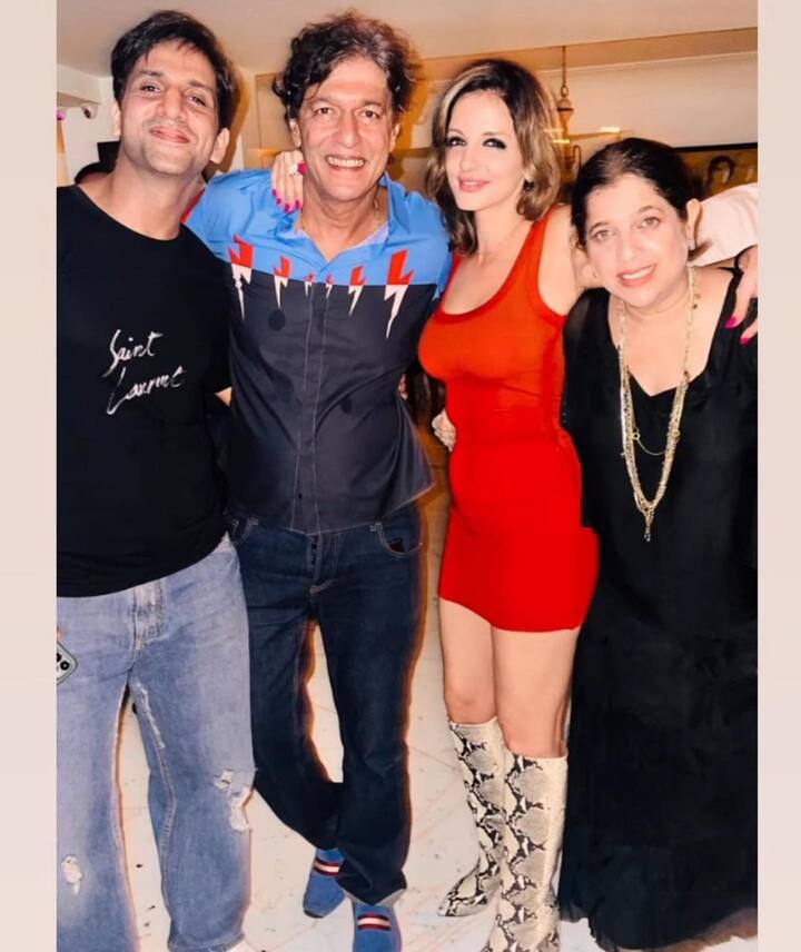 फिल्म इंडस्ट्री को कई शानदार फिल्में देने वाले चंकी पांडे 60 साल के हो गए. इस मौके पर उन्होंने एक धमाकेदार पार्टी दी, जिसमे सुजैन खान अपने बॉयफ्रेंड अली गोनी के साथ शामिल हुईं.