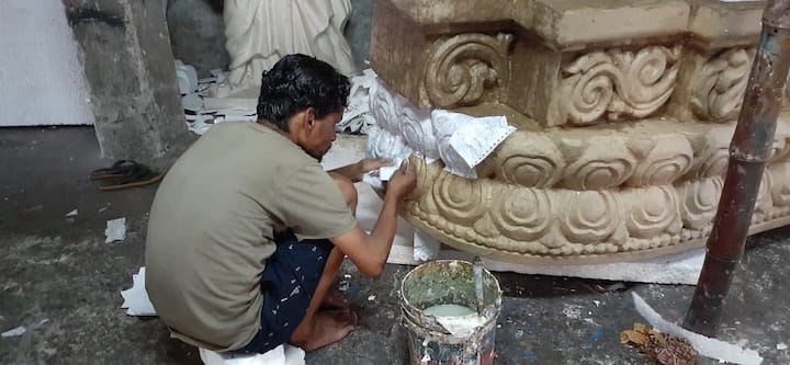 কোথাও সত্যজিত রায়ের অন্য কোনও ছবির কোনও চরিত্র দাঁড়িয়ে। এবার বাগনানের এই পুজোর থিম সত্যজিত রায়ের ছবির দুনিয়া।