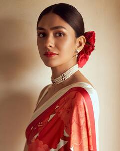 Mrunal thakur : விண்ணோடு மின்னாத விண்மீன் எது...நடிகை மிருனால் தாக்கூர் லேட்டஸ்ட் போட்டோஸ்!