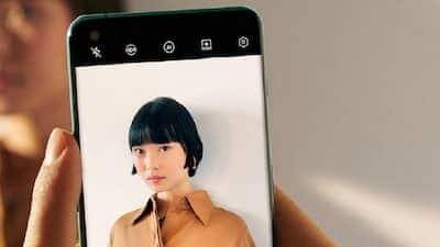 OnePlus 10T 5G Display: OnePlus 10T 5Gમાં 6.7 ઇંચની Fluid AMOLED ડિસ્પ્લે આપવામા આવી છે. ફોનની ડિસ્પ્લે 120 Hz રિફ્રેશ રેટને સપોર્ટ કરે છે. સાથે જ આ Corning Gorilla Glassના પ્રૉટેક્શનની સાથે ઉપલબ્ધ કરાવવામા આવ્યો છે. આની ડિસ્પ્લે રિઝૉલ્યૂશન 2412 X 1080 પિક્સલ છે, અને HDR 10+, sRGB, Display P3, 10-bit કલર ડેપ્થના સપોર્ટની સાથે આવે છે. ફોનમાં ઇન-ડિસ્પ્લે ફિંગરપ્રિન્ટ સેન્સર આપવામાં આવ્યુ છે.