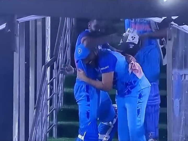 T20 series Happiness: virat kohli and rohit sharma celebrates win over australia Watch: 9 વર્ષ બાદ ઓસ્ટ્રેલિયા સામે સીરીઝ જીતતાં જ રોહિતની પીઠ થપથપાવવા લાગ્યો વિરાટ, આ રીતે મનાવ્યો જીતનો જશ્ન