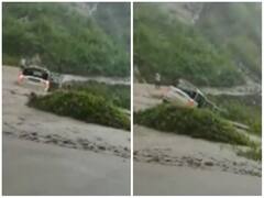 अचानक आई बाढ़ में बह गई स्कॉर्पियो, चीखते रह गए लोग