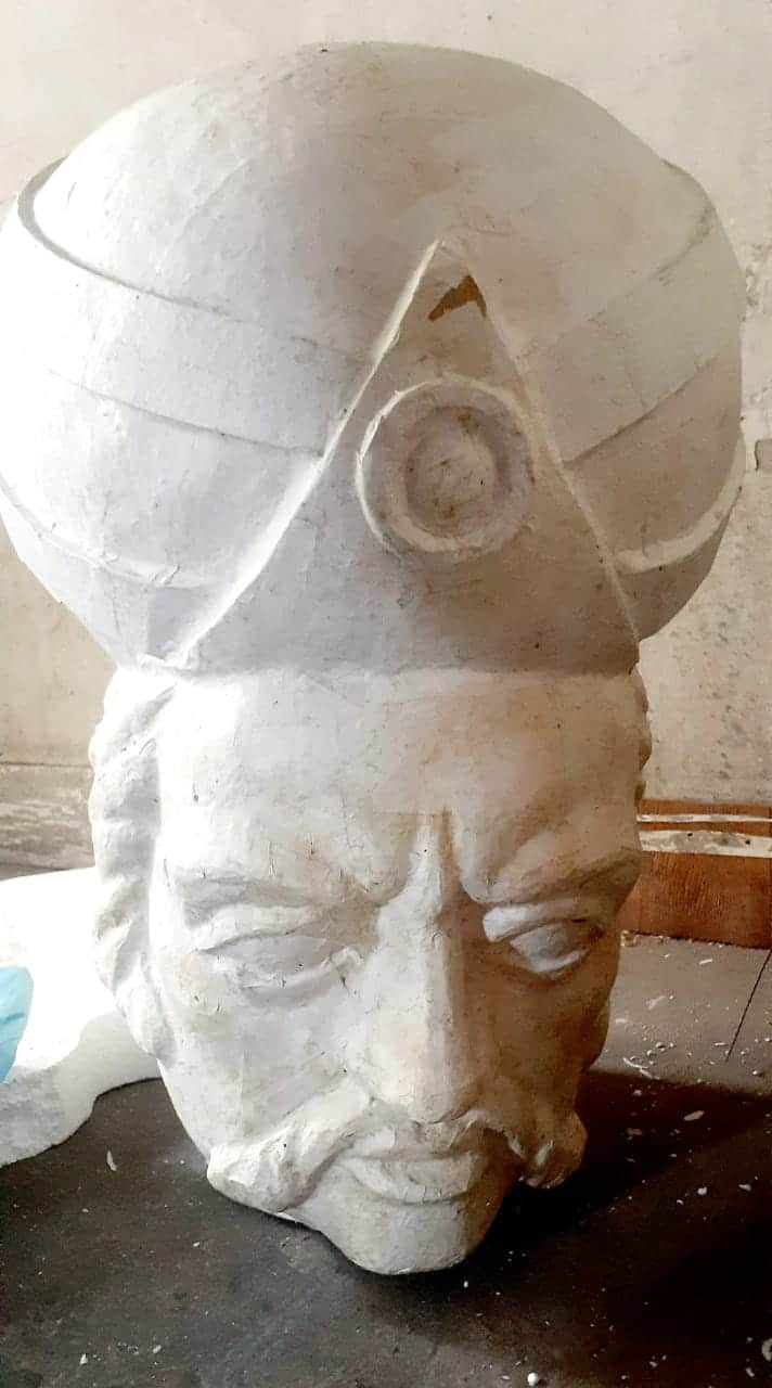 কিংবদন্তি পরিচালকের কালোত্তীর্ণ চরিত্ররা মণ্ডপে স্থান পেয়েছে। যেমন হীরক রাজের মূর্তির এই খণ্ডিত মস্তক।