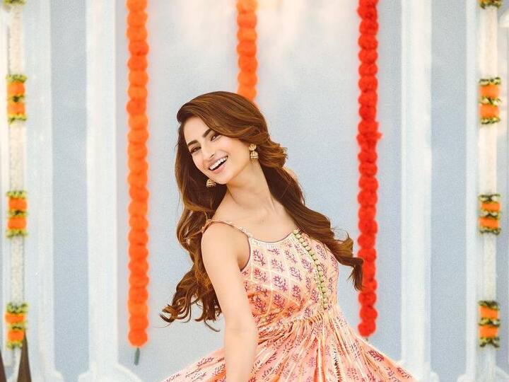 ताज्या फोटोंमध्ये पलक लाइट शेडचा प्रिंटेड शरारा परिधान करून मस्तीच्या मूडमध्ये दिसत आहे. (फोटो सौजन्य: palaktiwarii/इन्टाग्राम)