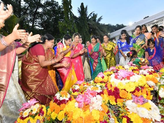 Bathukamma Celebrations: రాజ్ భవన్ లో ఘనంగా బతుకమ్మ సంబురాలు, ఉత్సాహంగా పాల్గొన్న గవర్నర్!