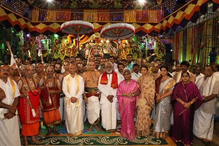 ఈ కార్యక్రమంలో చైర్మన్ వైవి.సుబ్బారెడ్డి దంపతులు, ఈవో ఏవీ.ధర్మారెడ్డి దంపతులు, బోర్డు సభ్యులు ఇతర అధికారులు పాల్గొన్నారు.