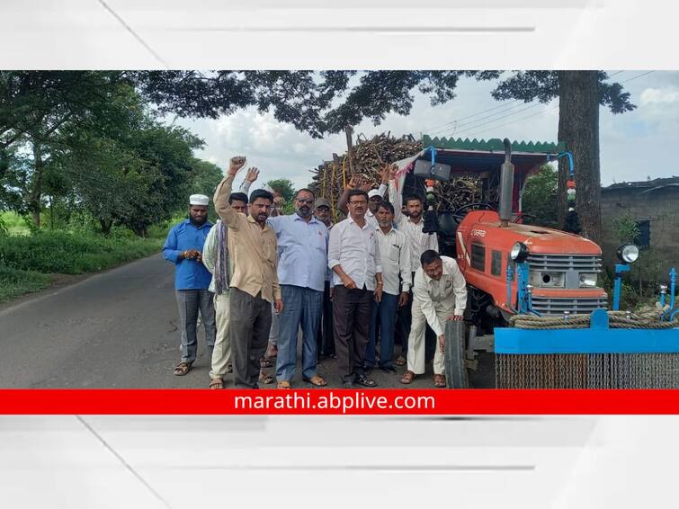 Activists of Swabhimani blocked sugarcane transport to Ghodawat factory Kolhapur News : स्वाभिमानी शेतकरी संघटनेच्या कार्यकर्त्यांनी घोडावत फॅक्टरीची ऊस वाहतूक रोखली