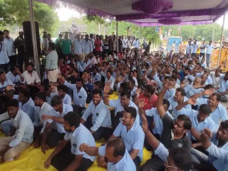 chennai ford e employees started a protest at chennai valluvar kottam TNN அரசு ஏற்று நடத்தட்டும்.. ஃபோர்டு விவகாரத்திற்கு ஐடியா சொல்லும் ஊழியர்கள்.. சென்னையில் போராட்டம்..!