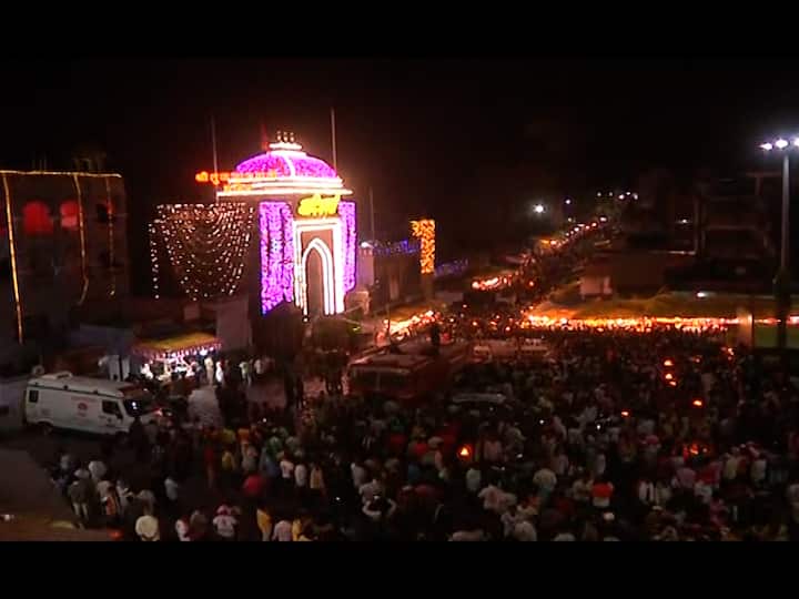 महाराष्ट्राची कुलस्वामिनी आई तुळजाभवानीच्या (Kulswamini Tuljabhavani Devi) शारदीय नवरात्र महोत्सव (Navratri Mahotsav) आजपासून सुरु झाला आहे.