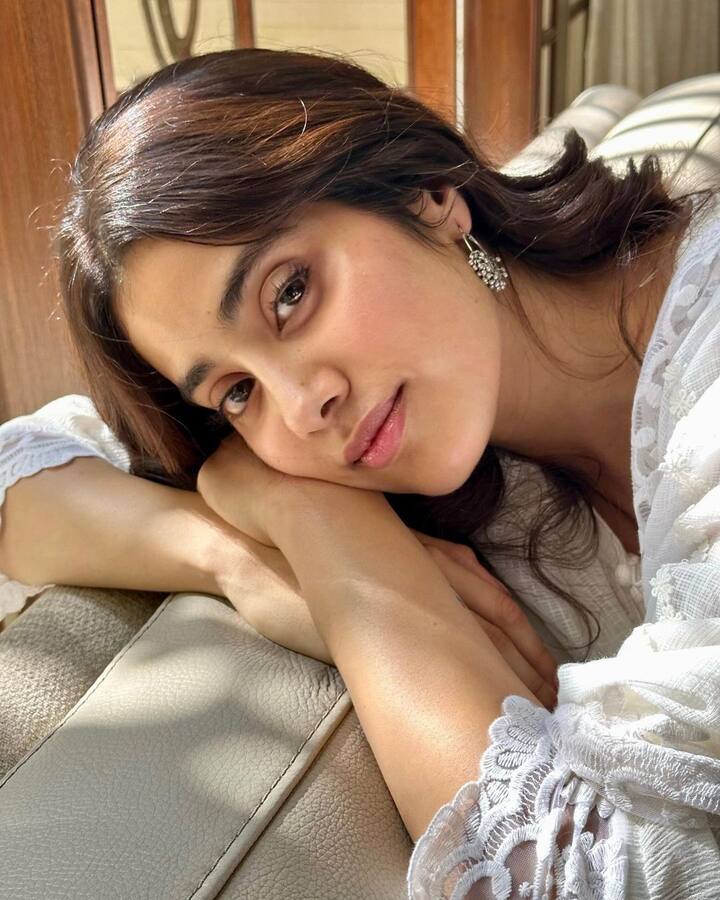जाह्ननी कपूर ने अपनी फिल्म 'मिस्टर एंड मिसेज माही' की शूटिंग शुरू कर दी है. फोटो शेयर करने के साथ उन्होंने अपने लिए फैंस से इस फिल्म के लिए शुभकामनाएं मांगी हैं.