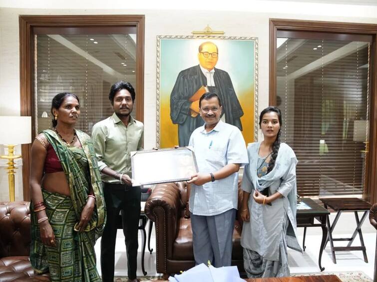 In Gujarat Outreach, Arvind Kejriwal Welcomes Sanitation Worker For Lunch With Family தூய்மை பணியாளர் குடும்பத்தினை வீட்டிற்கு அழைத்து விருந்து வைத்த அரவிந்த் கெஜிர்வால்! ஏன் தெரியுமா?