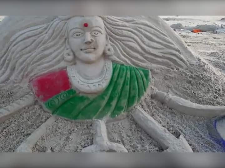 महिलांवरील अत्याचार थांबावेत याकरता जनजागृती करण्यासाठी वेंगुर्ले आरवली समुद्रकिनारी रविराज चिपकर यांनी वाळूशिल्प साकारलं आहे.