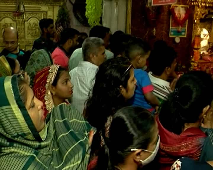 આજે અમદાવાદના લાલદરવાજા ખાતે આવેલા ભદ્રકાળી મંદિરમાં લોકોની વહેલી સવાર થી જ ભીડ જોવા મળી.