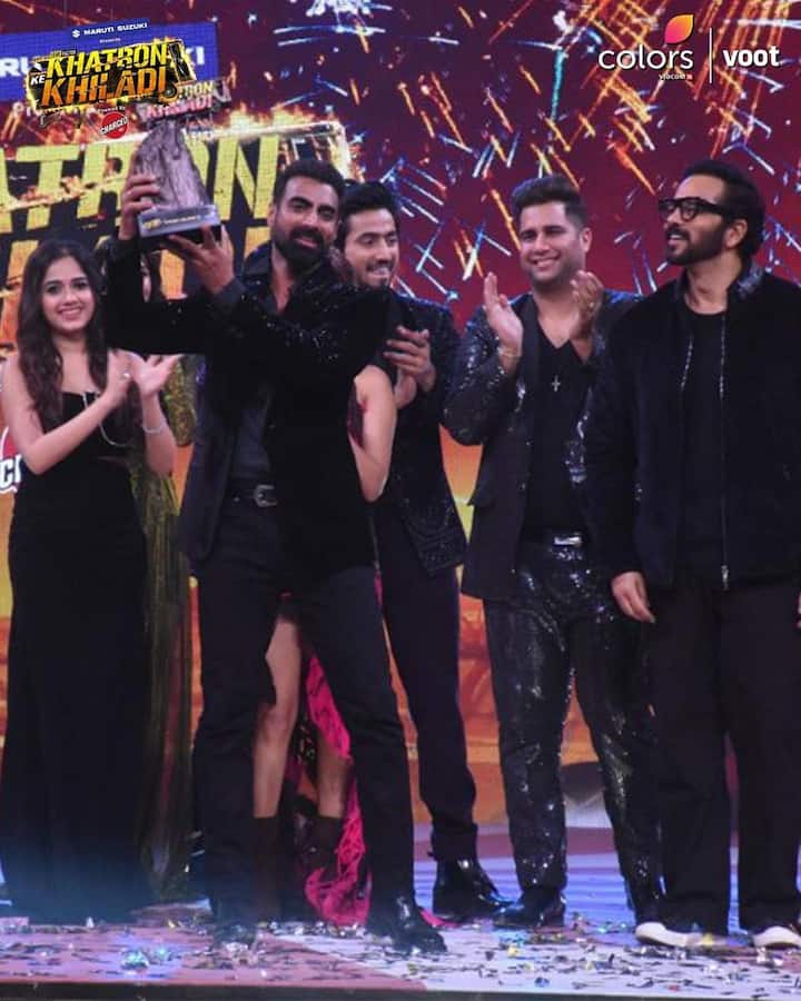 रविवार को ‘खतरों के खिलाड़ी 12’ का ग्रैंड फिनाले था. तुषार कालिया ने सभी कंटेस्टेंट को हराकर इस सीजन की ट्रॉफी जीती. वहीं, उन्हें फैसल शेख (Faisal Shaikh) रनर-अप रहे थे. तुषार कालिया को ट्रॉफी के साथ 20 लाख रुपये और एक चमचमाती स्विफ्ट कार मिली थी.