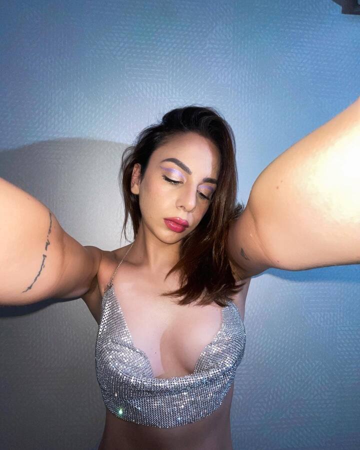 નિતિભા પોતાની હોટ તસવીરોને લઈ ચર્ચામાં છે. એક્ટ્રેસ ચાહકો સાથે તસવીરો શેર કરે છે. અભિનેત્રીએ હાલમાં જ પોતાના ઈન્સ્ટાગ્રામ પર હોટ ફોટોશૂટની તસવીરો શેર કરી છે.