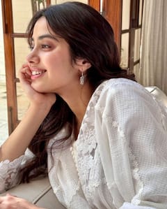 Janhvi Kapoor Pics: लेटेस्ट फोटोज में जाह्नवी कपूर के चेहरे का नूर उड़ा देगा आपके होश, किलर स्माइल भी है लाजवाब