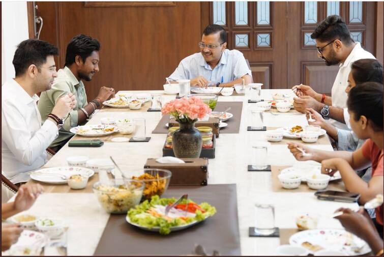 Arvind Kejriwal PHOTO: દિલ્હી પહોંચ્યો ગુજરાતના સફાઈકર્મીનો પરિવાર, કેજરીવાલ સાથે લીધુ ભોજન