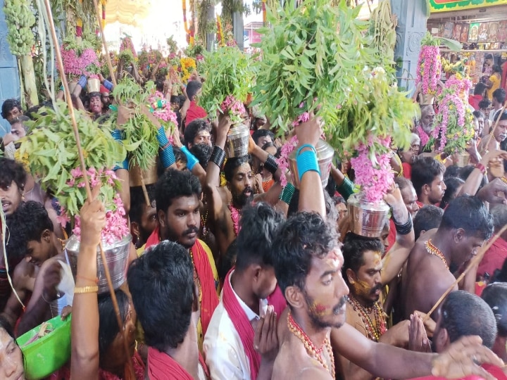 குலசேகரபட்டினம்  முத்தாரம்மன் கோயில் தசரா திருவிழா; கொடியேற்றத்துடன் கோலாகலமாக தொடக்கம்