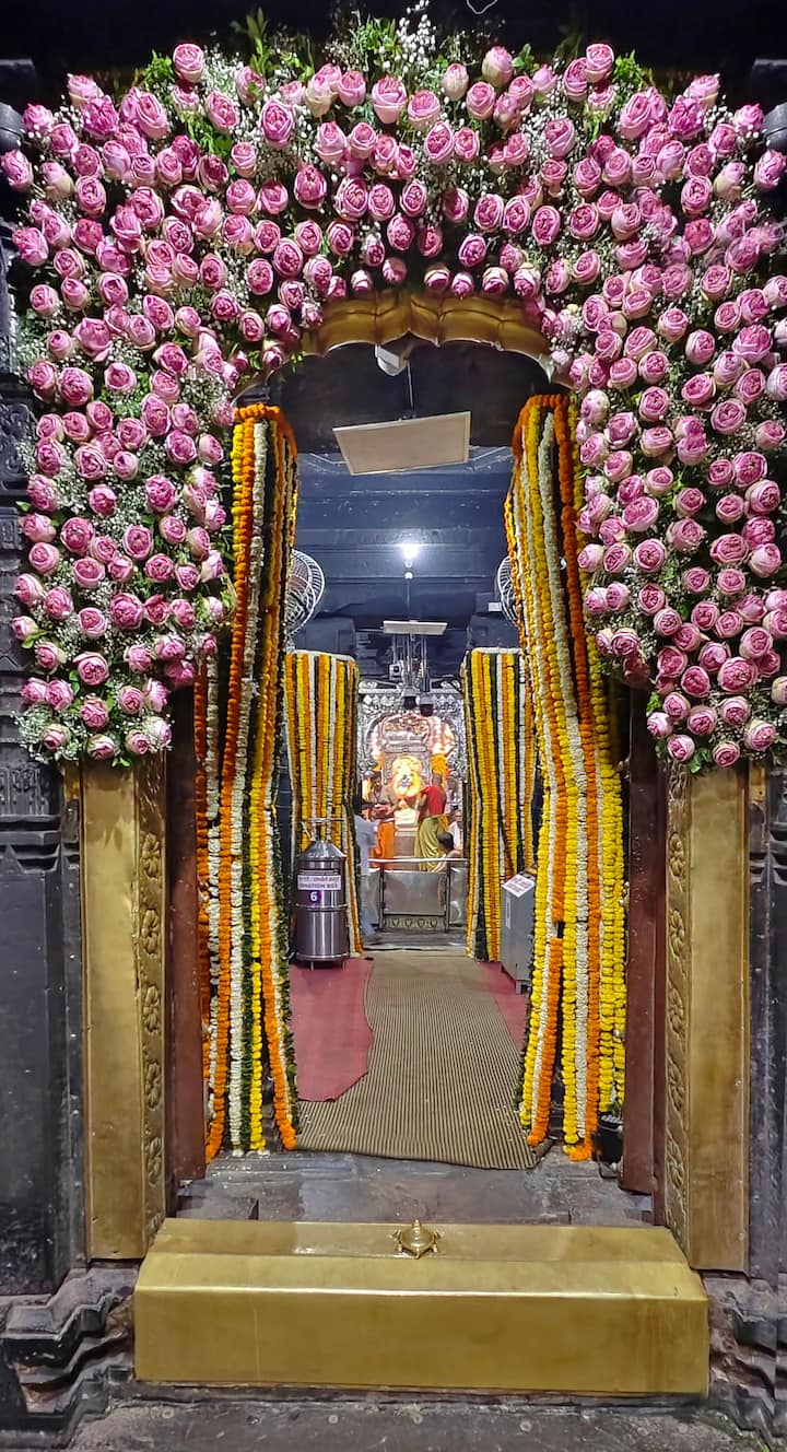 आज पहिल्याच दिवशी फुलांमध्ये न्हाऊन निघाले.