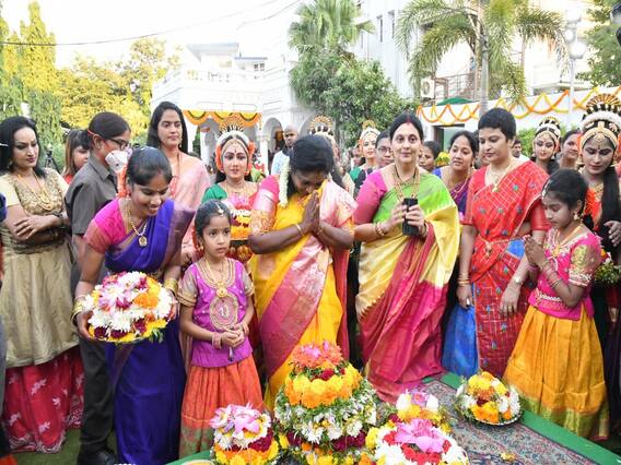 Bathukamma Celebrations: రాజ్ భవన్ లో ఘనంగా బతుకమ్మ సంబురాలు, ఉత్సాహంగా పాల్గొన్న గవర్నర్!