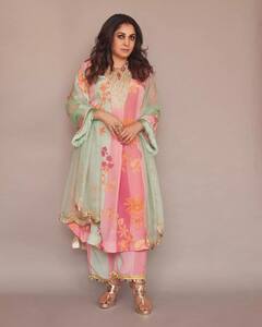 Actress Ramya Krishnan : ஏ அழகிய தீயே..நடிகை ரம்யா கிருஷ்ணனின் சூப்பர் போட்டோஸ்!