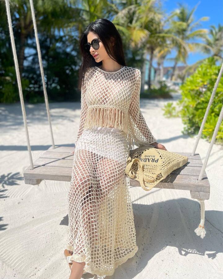 यादरम्यान मौनी तिचा टू-पीस लुक दाखवत आहे. लूक पूर्ण करण्यासाठी तिने हलका मेकअप केला आहे आणि केस मोकळे सोडले आहेत. (फोटो सौजन्य :imouniroy/इंस्टाग्राम)