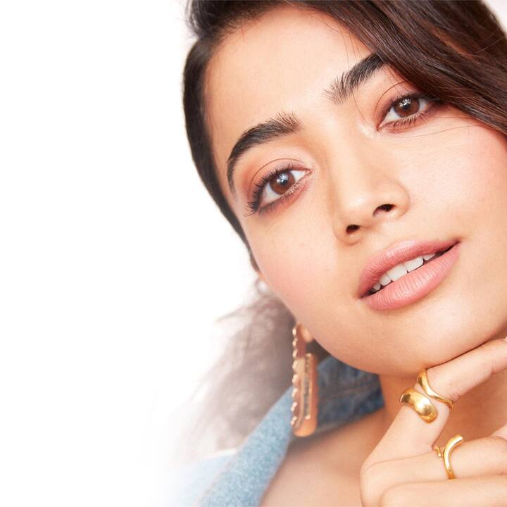 వరుసపెట్టి సినిమాలు చేస్తూ చాలా బిజీగా ఉంది ఈ భామ. -Image Credit: Rashmika Mandanna/Instagram