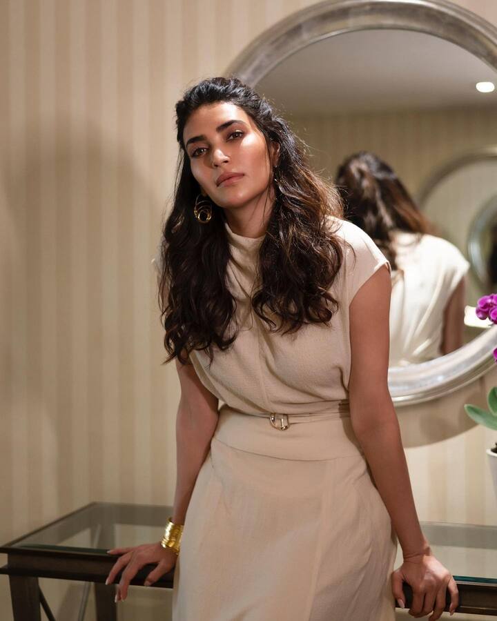 अभिनेत्रीने अलीकडेच तिचे काही लेटेस्ट फोटो इंस्टाग्रामवर शेअर केले आहेत, ज्यामध्ये तिचा ग्लॅमरस अवतार पाहायला मिळत आहे.(फोटो सौजन्य :karishmaktanna/इंस्टाग्राम)