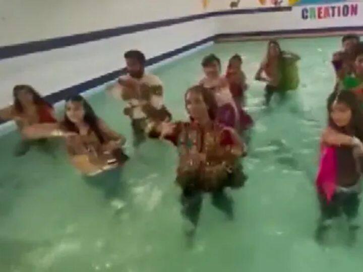 Trending Marathi Viral Video navratri people seen garba inside swimming pool in udaipur- Viral Video : तुम्ही कधी स्विमिंग पूलमध्ये गरबा पाहिलाय का? नवरात्रीत गरबा-दांडीयाची धूम! व्हिडीओ व्हायरल
