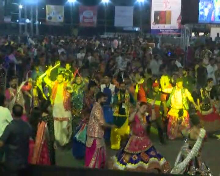 નોરતાની પહેલી  રાતે ગરબાનો રંગ જામ્યો હતો. ખેલૈયા પગમાં તાન પહેરીને ગરબે ઘૂમ્યાં હતા.